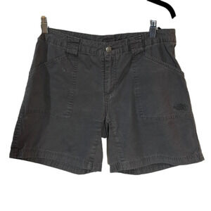 𝅺THE North Face gray shorts, size Large, in good condition.